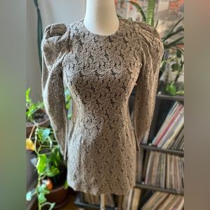 Long sleeve puffed shoulders Eryn Brinié,Xs mini dress What a darling dress!